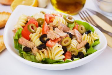 Receita de Salada de Macarrão e Atum - Salada-de-macarrão-com-atum-380x253