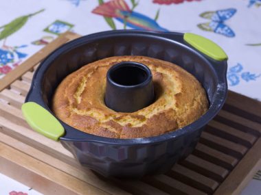 Receita de Bolo de Queijo - Bolo-de-queijo-380x285