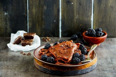 Receita de Panquecas de Chocolate com Frutas Vermelhas - Panqueca-de-chocolate-com-frutas-vermelhas-380x253